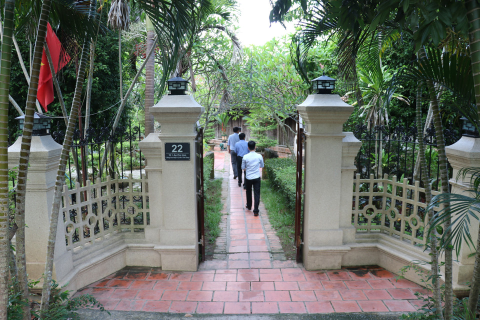 Căn nhà cổ của gia đình ông Trần Tuấn Kiệt ở ấp Phú Hòa, xã Đông Hòa Hiệp (huyện Cái Bè, tỉnh Tiền Giang) được xây dựng từ năm 1838, là một trong Cửu đại mỹ gia của Việt Nam. Trong ảnh: Cổng vào Nhà cổ Ông Kiệt tọa lạc ở số 22, tổ 1, ấp Phú Hòa, xã Đông Hòa Hiệp, huyện Cái Bè, tỉnh Tiền Giang. (Ảnh: Minh Hưng/TTXVN)