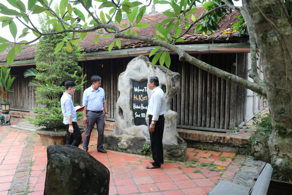 Trải qua gần 2 thế kỷ, ngôi nhà vẫn lưu giữ được nguyên vẹn phong cách nhà Nam Bộ xưa và đã được Tổ chức UNESCO châu Á chứng nhận là Di sản Văn hóa. Trong ảnh: Du khách tham quan Nhà cổ Ông Kiệt. (Ảnh: Minh Hưng/TTXVN)