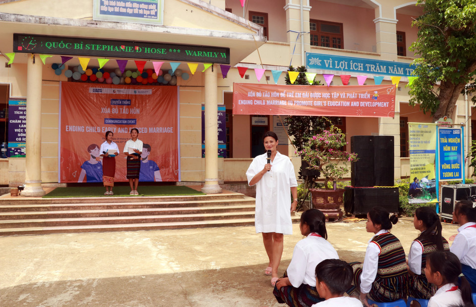 Chủ tịch Thượng viện Vương quốc Bỉ Stephanie D’Hose giao lưu với học sinh Trường Trung học Cơ sở Húc, huyện Hướng Hóa, Quảng Trị. (Ảnh: Nguyên Linh/TTXVN)