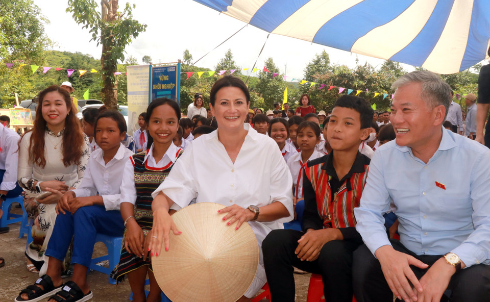 Chủ tịch Thượng viện Vương quốc Bỉ Stephanie D’Hose tham gia hoạt động truyền thông về bạo lực giới đối với trẻ em gái và phụ nữ trẻ tại Trường Trung học cơ sở Húc. (Ảnh: Nguyên Linh/TTXVN)