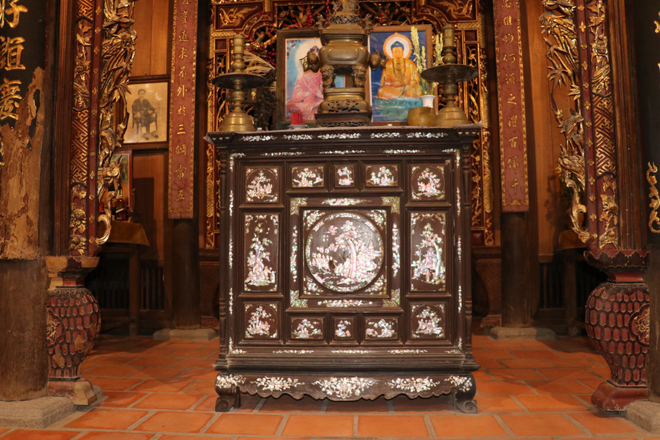 Tủ thờ được giữ nguyên bản từ xưa tại gian thờ chính của căn Nhà cổ Ông Kiệt. (Ảnh: Minh Hưng/TTXVN)
