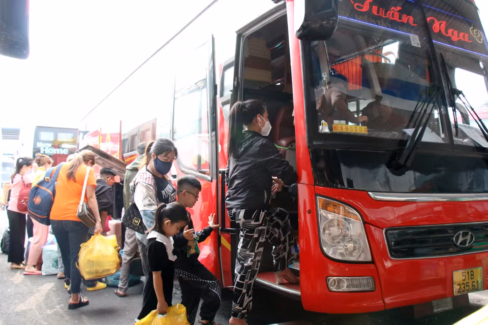 Hành khách lên xe về quê đón Tết Nguyên đán Giáp Thìn 2024. (Ảnh: Tiến Lực/TTXVN)