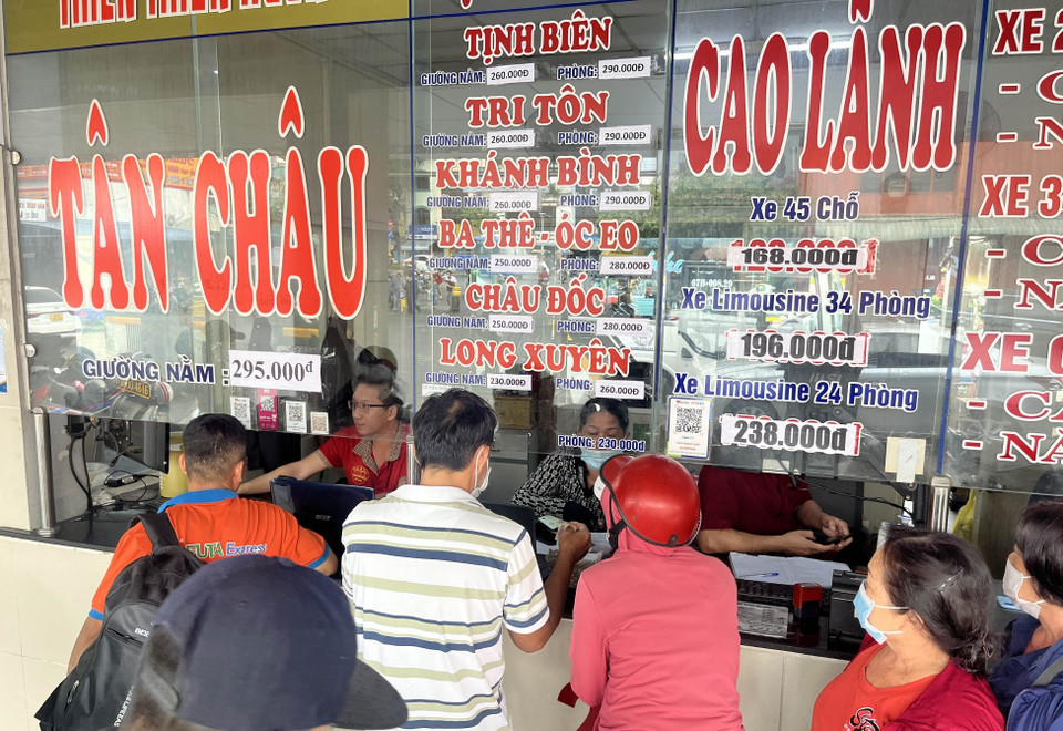 Hành khách mua vé tại Bến xe miền Tây để về quê đón Tết. (Ảnh: Tiến Lực/TTXVN)