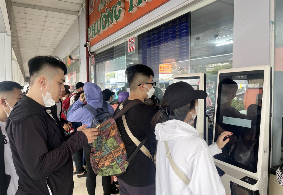 Hành khách tìm thông tin vé trên kiosk của nhà xe tại Bến xe miền Tây. (Ảnh: Tiến Lực/TTXVN)