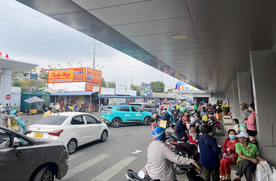 Trong ngày 28 tháng Chạp, khách qua Bến xe miền Tây đạt khoảng 62.000 người. (Ảnh: Tiến Lực/TTXVN)