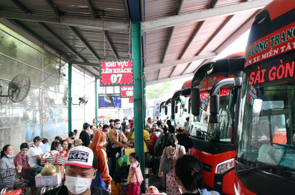 Khu vực chờ lên xe của nhà xe Phương Trang luôn đông nghịt hành khách. (Ảnh: Tiến Lực/TTXVN)