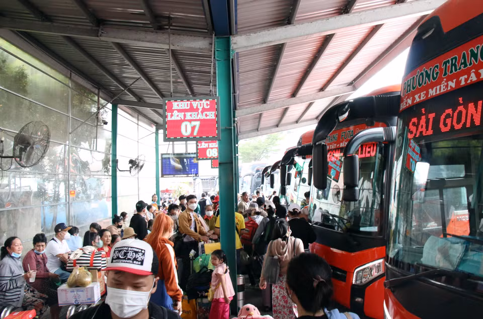 Khu vực chờ lên xe của nhà xe Phương Trang luôn đông nghịt hành khách. (Ảnh: Tiến Lực/TTXVN)
