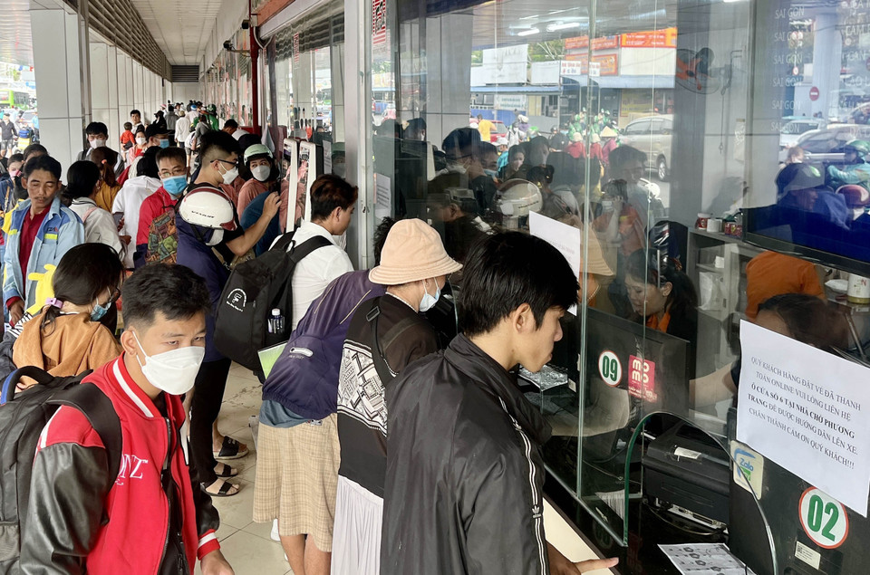 Khu vực bán vé tại Bến xe miền Tây luôn tấp nập hành khách. (Ảnh: Tiến Lực/TTXVN)