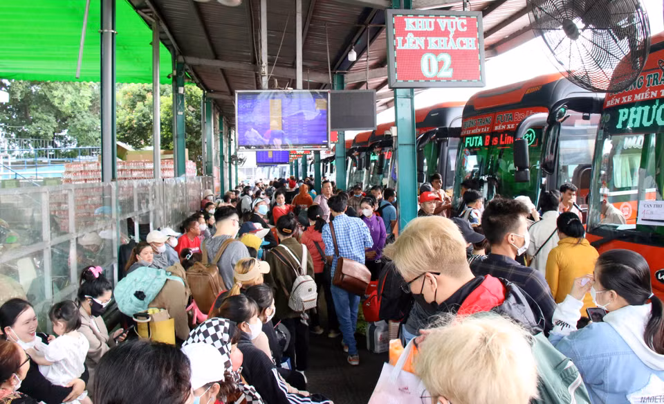 Bến xe miền Tây, nơi được xem là “điểm nóng” với hơn 60.000 hành khách qua bến trong ngày, tăng hơn 200% so với ngày thường. (Ảnh: Tiến Lực/TTXVN)