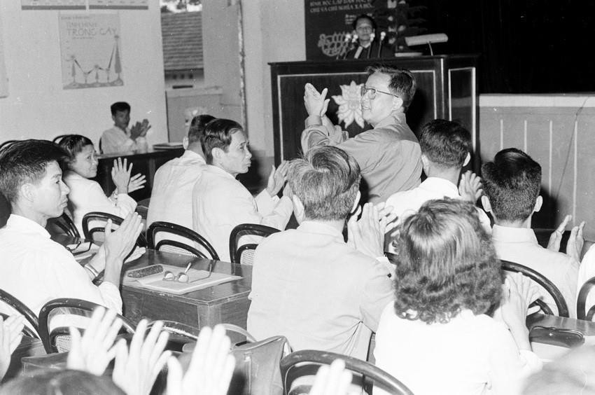 Đồng chí Lê Quang Đạo, Bí thư Trung ương Đảng đến thăm và nói chuyện tại Đại hội đảng bộ tỉnh Vĩnh Phú lần thứ 3 (25/4/1977). (Ảnh: Xuân Lâm/TTXVN)