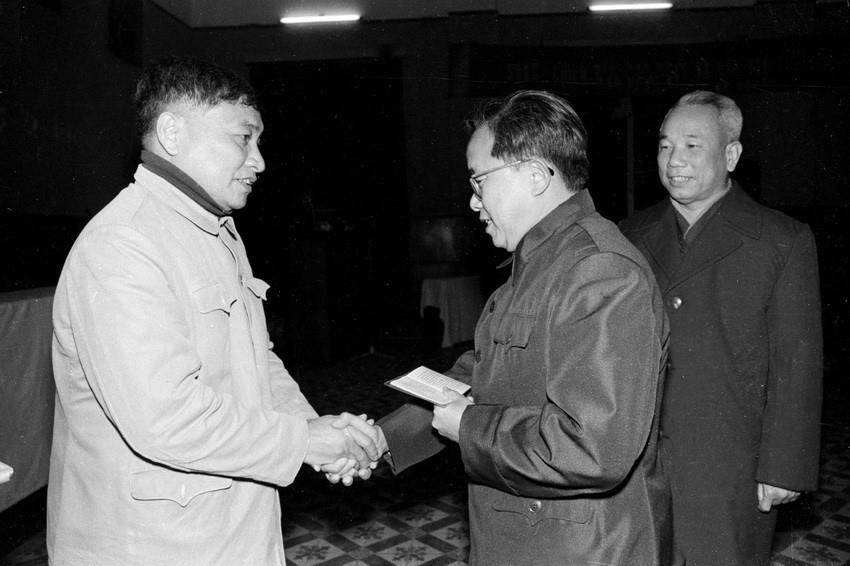 Đảng ủy khu phố Hoàn Kiếm trao thẻ đảng cho đồng chí Lê Quang Đạo, Bí thư Trung ương Đảng, Phó Bí thư Thành ủy Hà Nội tại Lễ phát thẻ đảng cho các đồng chí thuộc Đảng bộ Thành ủy Hà Nội (3/2/1980). (Ảnh: Nhật Tường/TTXVN)