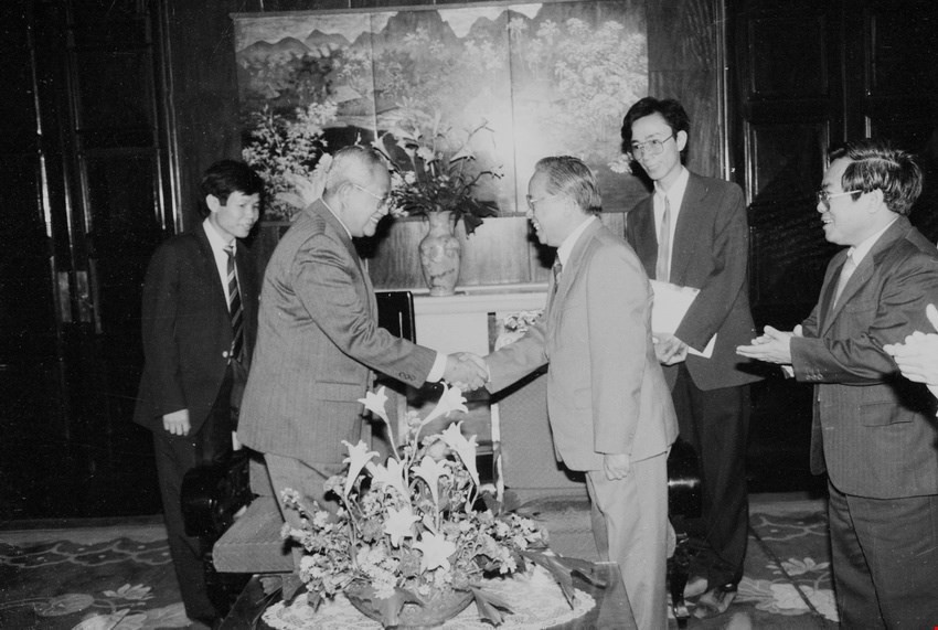 Chủ tịch Quốc hội Lê Quang Đạo tiếp đoàn đại biểu Quốc hội Indonesia do Ngài Mohamad Kharis Suhud, Chủ tịch Hội đồng Hiệp thương nhân dân, Chủ tịch Hội đồng đại biểu nhân dân Indonesia làm trưởng đoàn (1992). (Ảnh: Xuân Tuân/TTXVN)