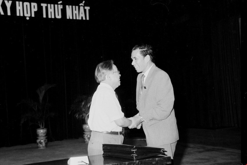 Chủ tịch Quốc hội Khóa VIII Lê Quang Đạo chúc mừng tân Chủ tịch Quốc hội khóa IX Nông Đức Mạnh (1992). (Ảnh: TTXVN)