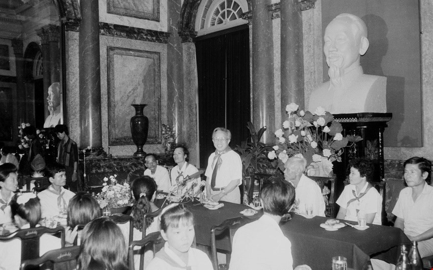 Chủ tịch Quốc hội Lê Quang Đạo gặp mặt và nói chuyện với thiếu nhi là con thương binh, liệt sỹ, học sinh xuất sắc của tỉnh Hà Tĩnh (22/7/1992). (Ảnh: Xuân Tuân/TTXVN)