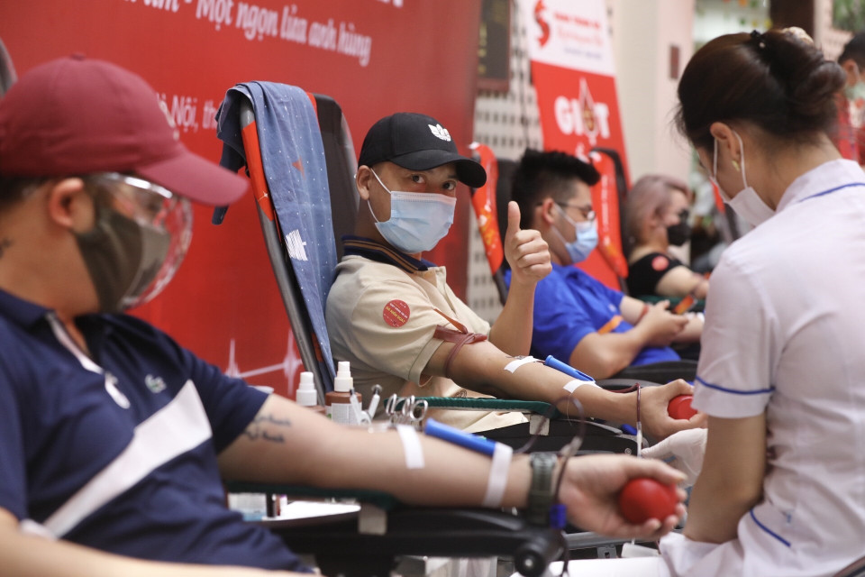 Hiện nay, Viện Huyết học-Truyền máu Trung ương đang tổ chức chương trình hiến máu "Giọt hồng tri ân" nhằm tăng cường kêu gọi người dân đến hiến máu. (Ảnh: Minh Quyết/TTXVN)