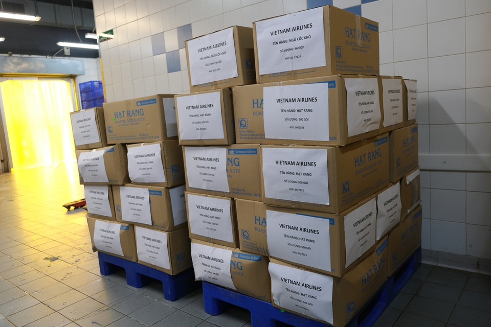 Những thùng quyên góp suất ăn hàng không này của Vietnam Airlines sẽ được các tổ chức thiện nguyện chuyển tới các hoàn cảnh khó khăn. (Ảnh: Hoài Nam/Vietnam+)