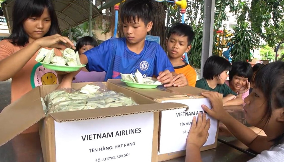 Tại Thành phố Hồ Chí Minh, những suất ăn của Vietnam Airlines được VietHarvest trao tặng tới Trung tâm Công tác Xã hội Giáo dục Dạy nghề Thiếu niên Thành phố Hồ Chí Minh. (Ảnh: PV/Vietnam+)