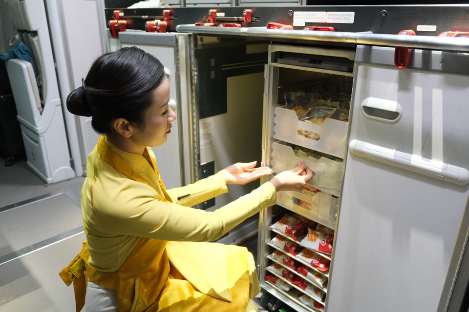 Các suất ăn được quyên góp sẽ thực hiện theo quy trình thu hồi, kiểm tra, phân loại và lưu trữ riêng biệt để đảm bảo chất lượng của sản phẩm khi chuyển giao cho VietHarvest. (Ảnh: PV/Vietnam+)