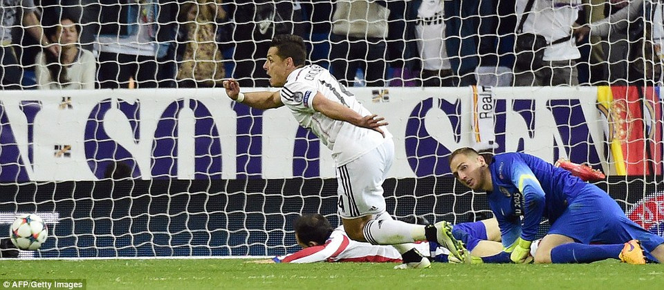 Phút 88, từ đường chuyền của Ronaldo, Chicharito đã có pha đệm bóng cận thành dễ dàng.