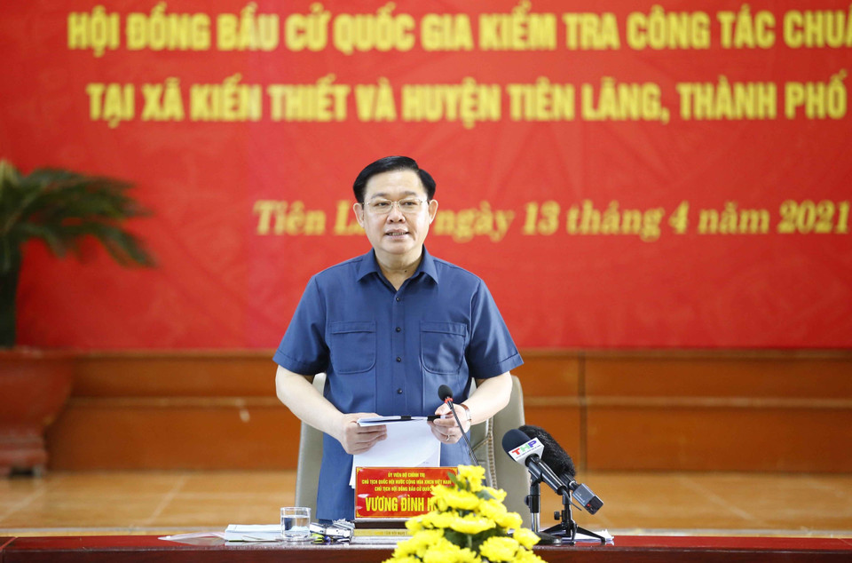 Chủ tịch Quốc hội Vương Đình Huệ phát biểu tại xã Kiến Thiết về công tác chuẩn bị bầu cử. (Ảnh: Doãn Tấn/TTXVN)