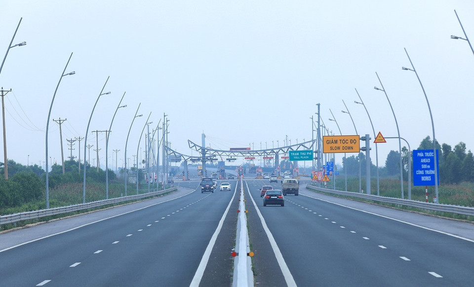 Trạm thu phí cầu Bạch Đằng đặt ở ở lý trình Km20+660, gồm 8 làn xe, trong đó có 2 làn sử dụng công nghệ thu phí tự động không dừng. (Ảnh: Tuấn Anh/TTXVN)