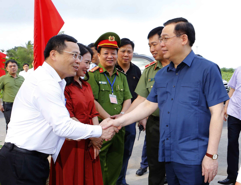 Chủ tịch Quốc hội Vương Đình Huệ với các cán bộ xã Kiến Thiết. (Ảnh: Doãn Tấn/TTXVN)