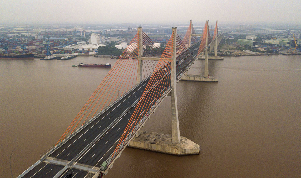 Cầu Bạch Đằng là một trong những cây cầu dây văng nhiều nhịp lớn nhất trên thế giới do Việt Nam đầu tư, thiết kế và tổ chức thi công. Cây cầu được thiết kế với 3 trụ tháp là 3 chữ H, thể hiện sự kết nối giữa 3 trung tâm kinh tế phía Bắc là Hà Nội-Hải Phòng và Hạ Long. (Ảnh: Thành Đạt/TTXVN)