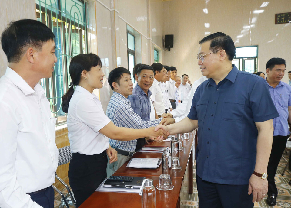 Chủ tịch Quốc hội Vương Đình Huệ với các cán bộ xã Kiến Thiết. (Ảnh: Doãn Tấn/TTXVN)