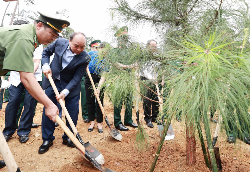 Chủ tịch nước Nguyễn Xuân Phúc cùng các đại biểu trồng cây tại Khu Di tích K9. (Ảnh: Thống Nhất/TTXVN)