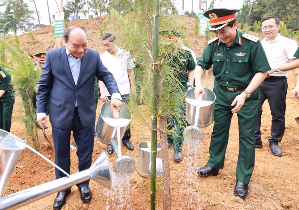 Chủ tịch nước Nguyễn Xuân Phúc cùng các đại biểu trồng cây tại Khu Di tích K9. (Ảnh: Thống Nhất/TTXVN)