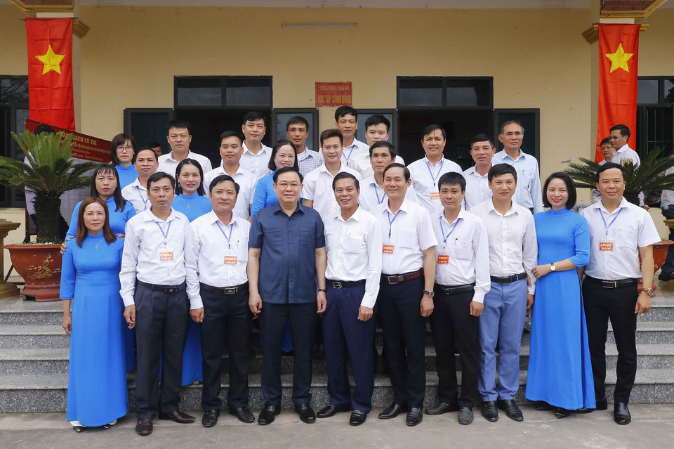 Chủ tịch Quốc hội Vương Đình Huệ với các cán bộ xã Kiến Thiết. (Ảnh: Doãn Tấn/TTXVN)