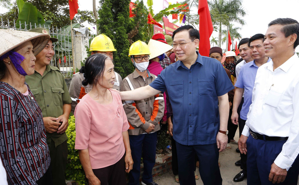 Chủ tịch Quốc hội Vương Đình Huệ với cử tri Khu vực bỏ phiếu số 5, thôn Nam Tử, xã Kiến Thiết. (Ảnh: Doãn Tấn/TTXVN)