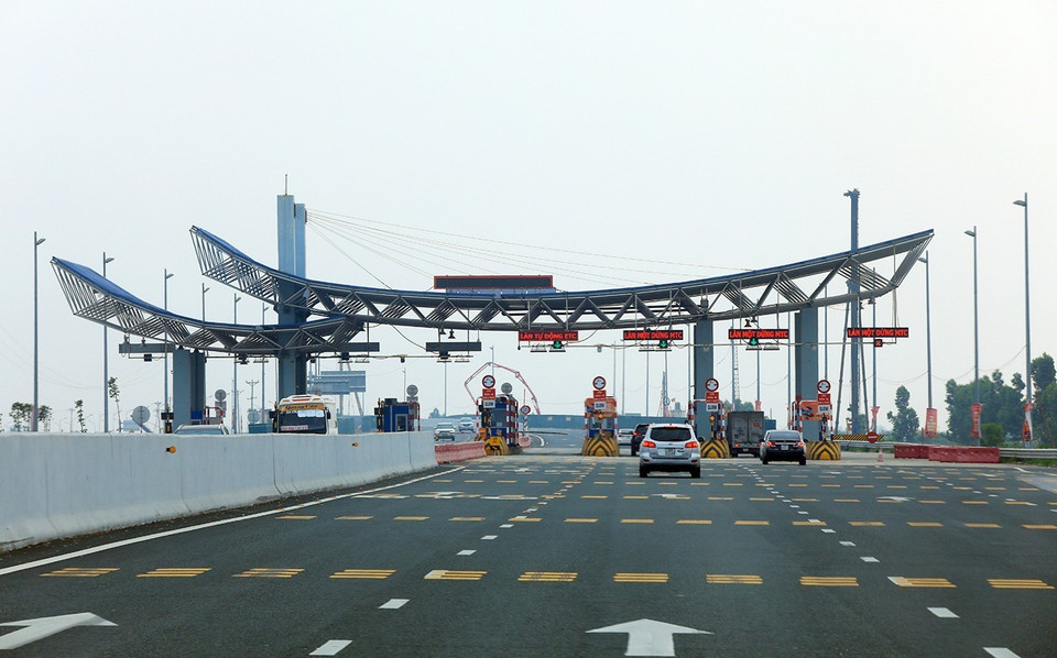 Trạm thu phí cầu Bạch Đằng đặt ở ở lý trình Km20+660, gồm 8 làn xe, trong đó có 2 làn sử dụng công nghệ thu phí tự động không dừng, 4 làn ở giữa tiếp theo sử dụng công nghệ thu phí tự động không dừng kết hợp với một dừng. (Ảnh: Tuấn Anh/TTXVN)