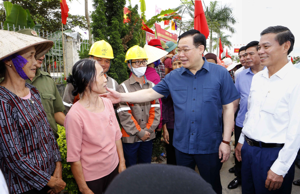 Chủ tịch Quốc hội Vương Đình Huệ với cử tri Khu vực bỏ phiếu số 5, thôn Nam Tử, xã Kiến Thiết. (Ảnh: Doãn Tấn/TTXVN)