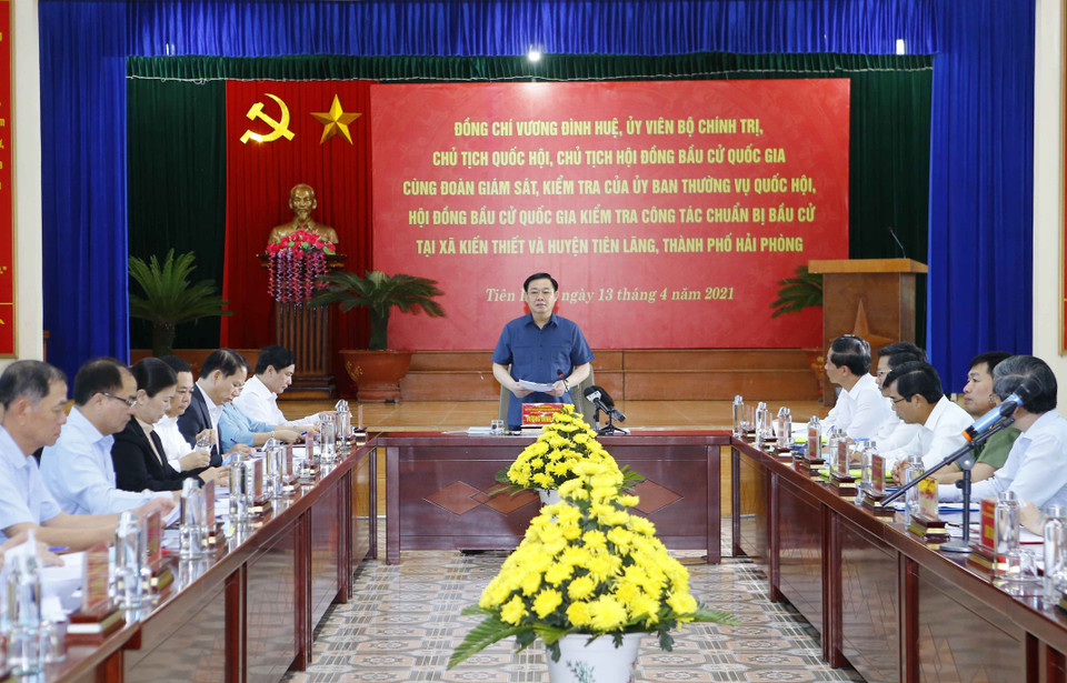 Chủ tịch Quốc hội Vương Đình Huệ phát biểu tại xã Kiến Thiết về công tác chuẩn bị bầu cử. (Ảnh: Doãn Tấn/TTXVN)