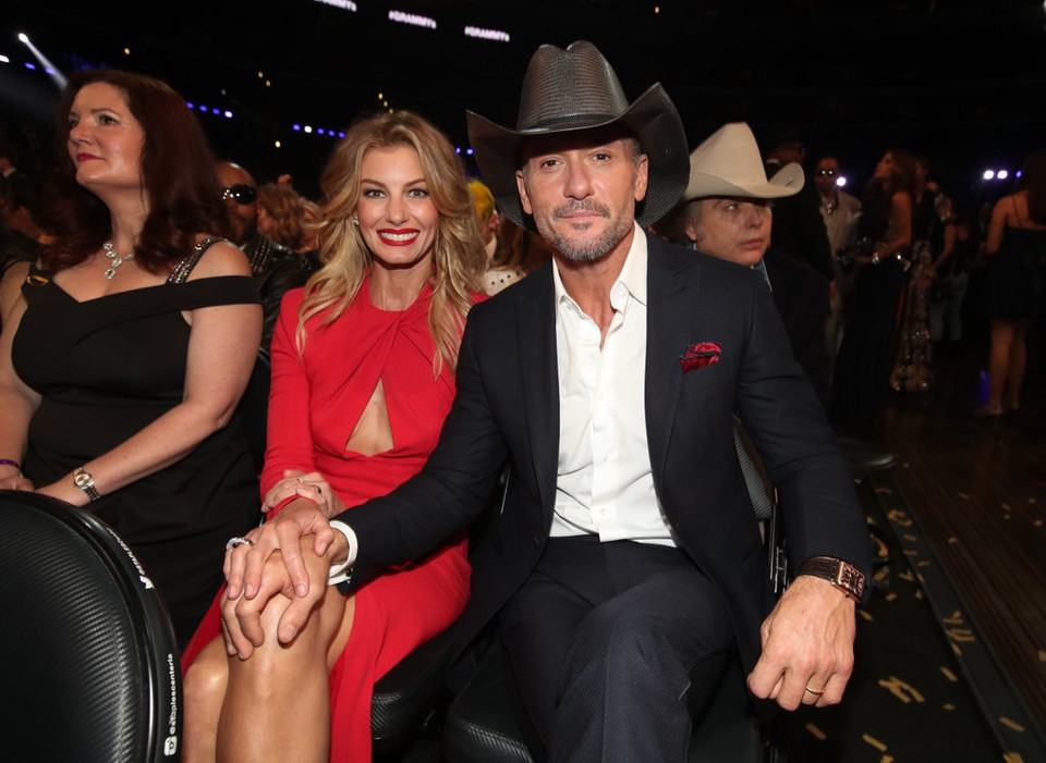 …hoặc đơn giản là tay kề tay như thế này cũng đủ để khiến đông đảo người hâm mộ hiểu được tình cảm chân thành giữa đôi bên.