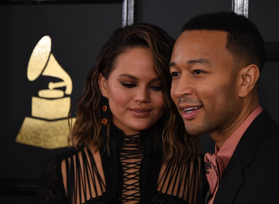 Và dường như Chrissy Teigen chỉ muốn giữ chặt John Legend bên cạnh mình, không muốn rời xa dù là trong giây phút.