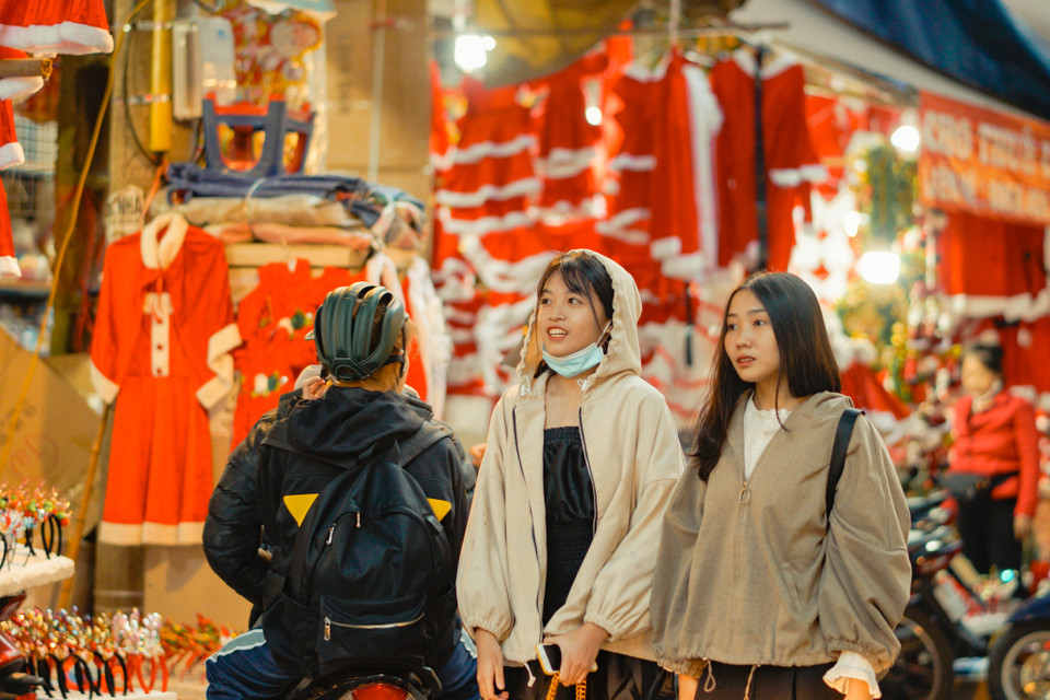 Còn hơn nửa tháng mới đến Giáng sinh nhưng tuyến phố phố Hàng Mã đã rục rịch dân tình đến tham quan, mua sắm, chụp hình. (Ảnh: Minh Hiếu/Vietnam+) 