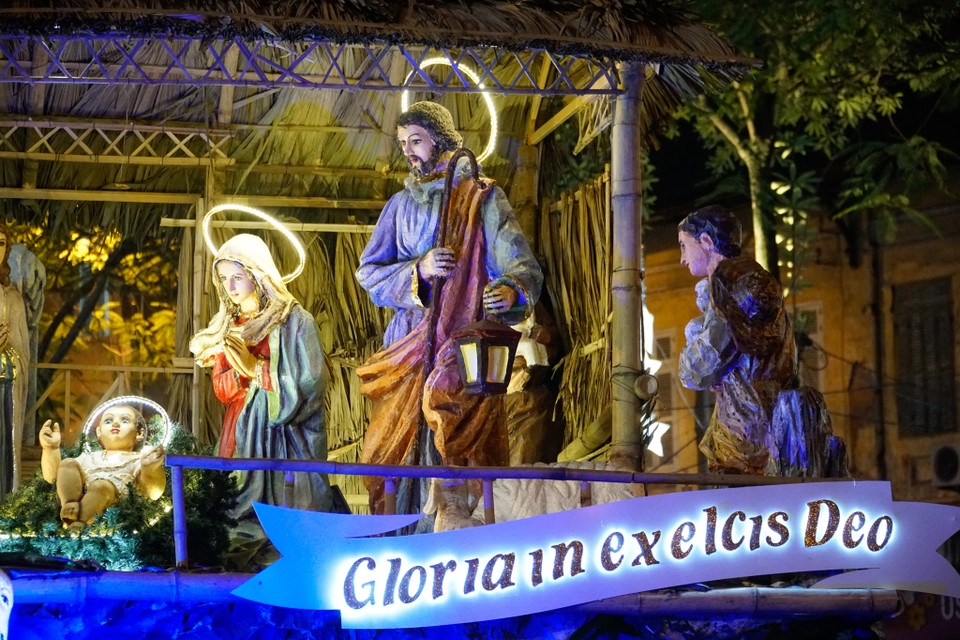 Tiểu cảnh về Chúa Giáng sinh cũng được xây dựng trước của nhà thờ. (Ảnh: Minh Hiếu/Vietnam+)