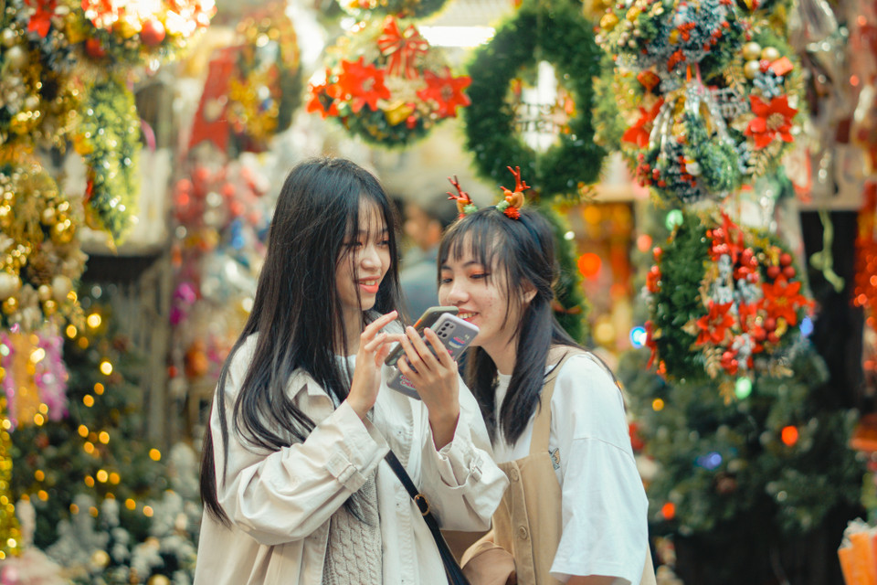 Lượng người đến vẫn chưa đông nên các bạn trẻ có rất nhiều khoảng không gian để chụp những bức hình Noel sớm. (Ảnh: Minh Hiếu/Vietnam+) 