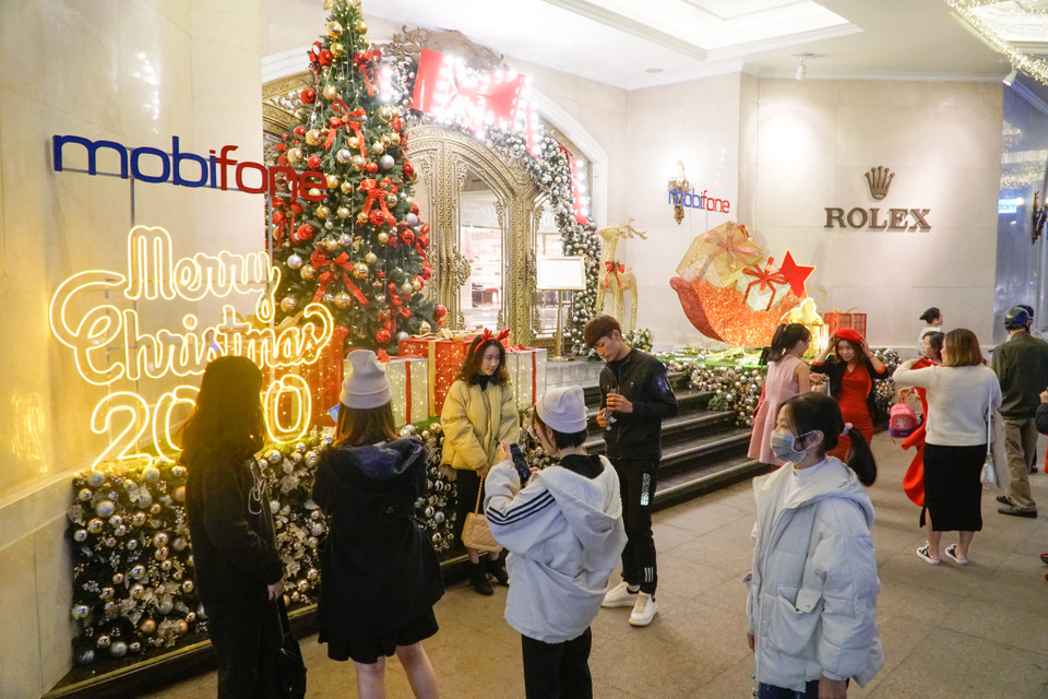 Sắc đỏ, xanh đặc trưng cùng những mô hình ông già Noel, cây thông, tuần lộc, hộp quà và tiểu cảnh trang trí ấn tượng đều rất dễ gặp trên nhiều con phố Thủ đô ở thời điểm này. (Ảnh: Minh Hiếu/Vietnam+)