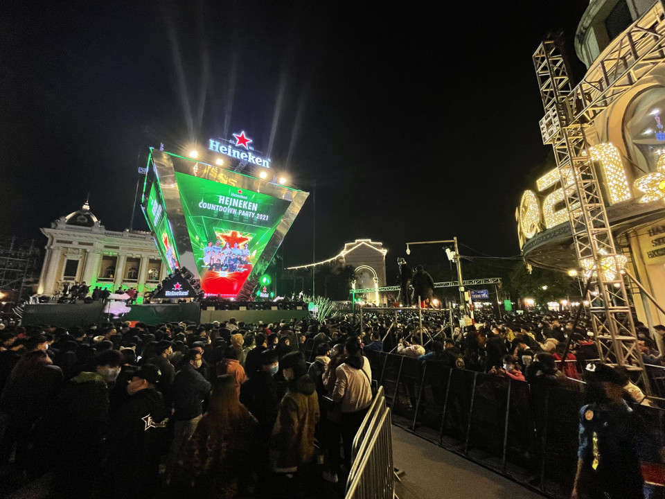 Nhiều người dân Hà Nội đã nô nức xuống đường để vui chơi, thưởng thức chương trình văn nghệ cộng đồng và chờ đón thời khắc cùng chiêm ngưỡng ‘’bữa tiệc'’ ánh sáng. Các ngả đường dẫn về hồ Gươm đều tắc nghẽn. (Ảnh: Minh Hiếu/Vietnam+)