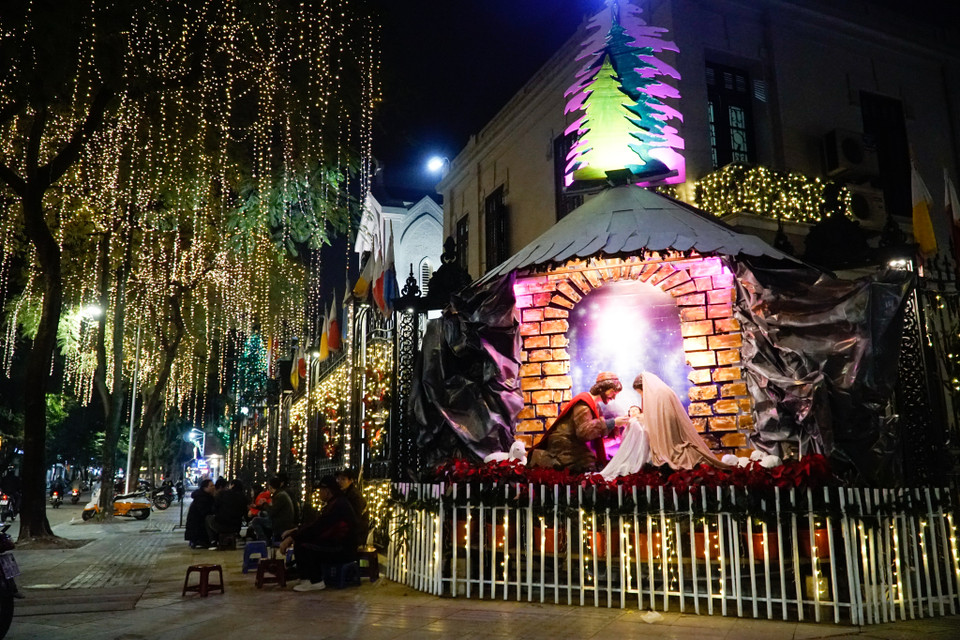 Năm nào nhà thờ Hàm Long (phố Hàm Long, quận Hoàn Kiếm ) cũng trang hoàng rực rỡ ánh đèn. (Ảnh: Minh Hiếu/Vietnam+)