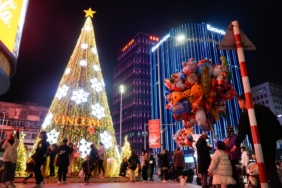 Không khí Giáng sinh nhộn nhịp tại các trung tâm thương mại được trang hoàng lộng lẫy và bắt mắt, là điểm giới trẻ đến chụp hình nhằm lưu lại những khoảnh khắc đáng nhớ. (Ảnh: Minh Hiếu/Vietnam+)