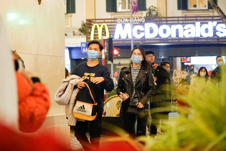 Tiết trời Hà Nội tối nay không quá lạnh, phù hợp cho người dân Thủ đô vui chơi, đón năm mới. (Ảnh: Minh Hiếu/Vietnam+)