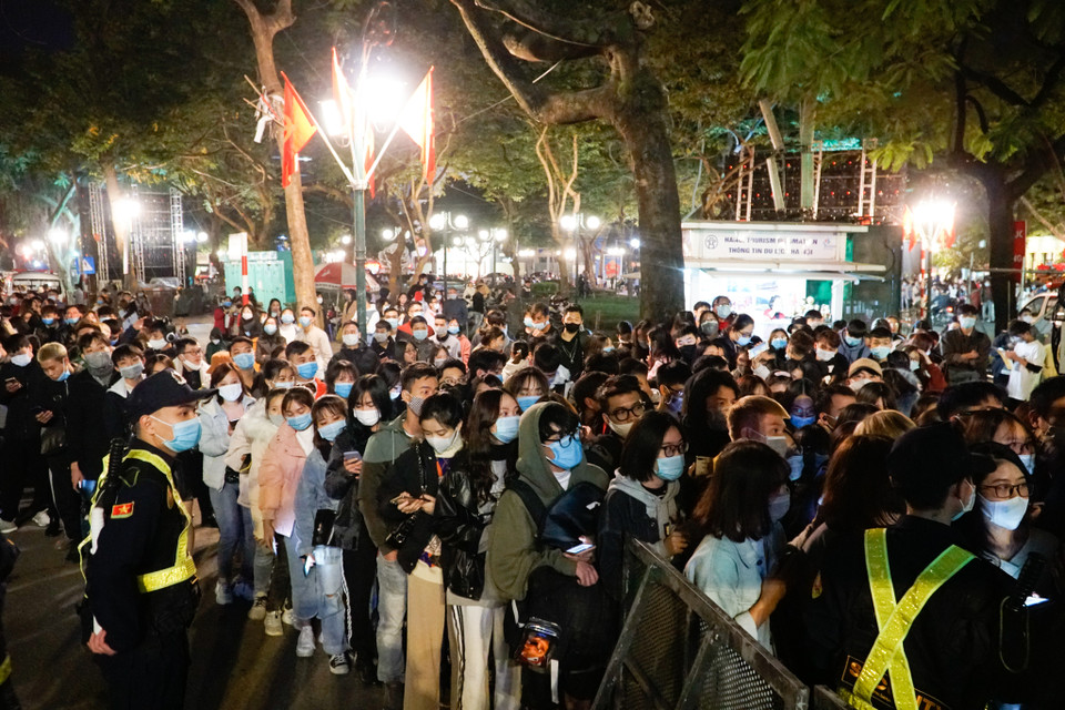 Người dân khi tham gia vào sự kiện đếm ngược đều phải chấp hành việc đeo khẩu trang, đo nhân nhiệt cũng như xịt tay sát khuẩn. (Ảnh: Minh Hiếu/Vietnam+)
