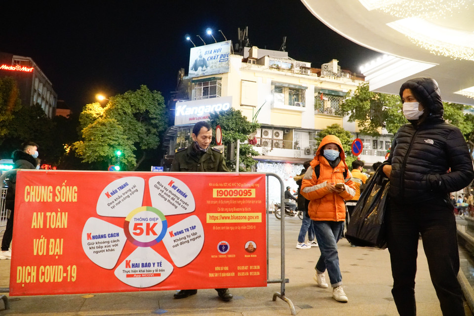 Lực lượng chức năng bắt đầu rào chắn, phân làn dành cho người đi bộ. (Ảnh: Minh Hiếu/Vietnam+)