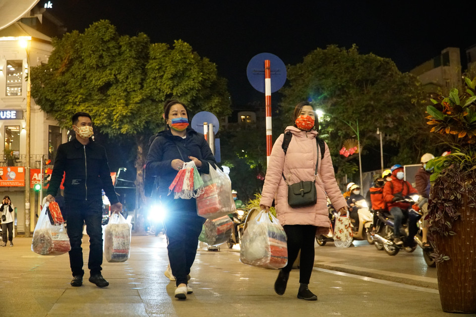 Nhiều tiểu thương đã chuẩn bị khẩu trang, băng rôn, nước uống,... để phục vụ người tham gia sự kiện quanh khu vực. (Ảnh: Minh Hiếu/Vietnam+)