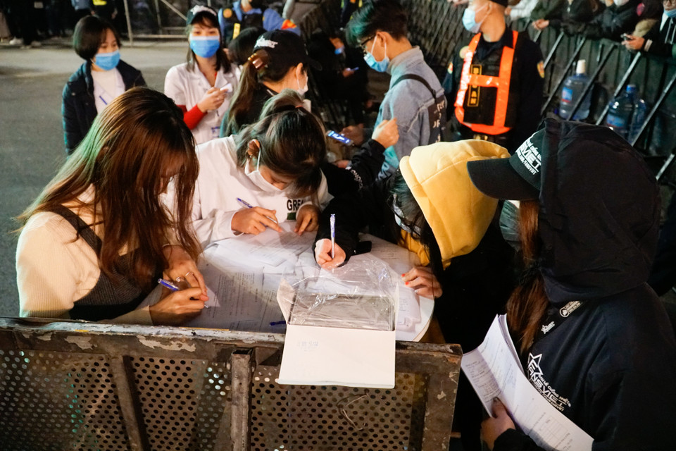 Người tham gia sự kiện còn phải khai báo y tế trước khi vào trong khu vực. (Ảnh: Minh Hiếu/Vietnam+)