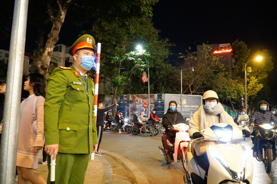 Lực lượng chức năng túc trực để đảm bảo an toàn trật tự. (Ảnh: Minh Hiếu/Vietnam+)